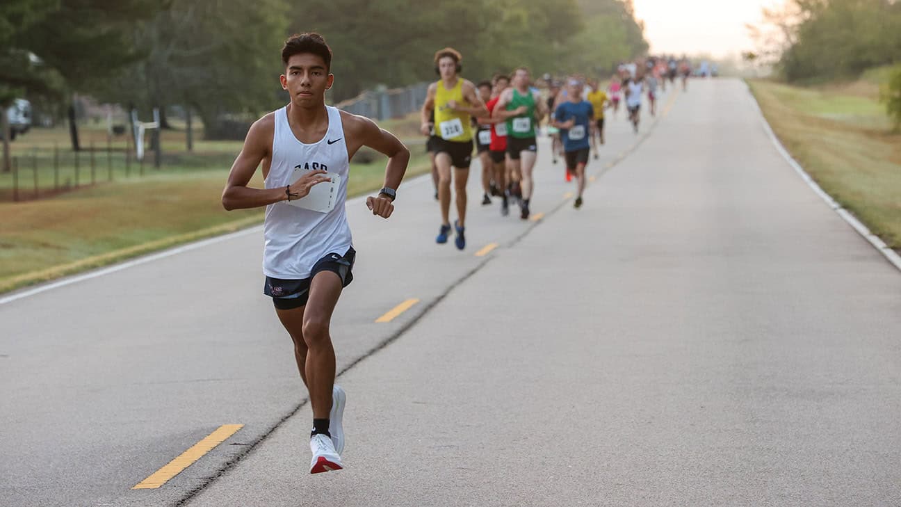 Alex Martinez gains the lead with hundreds of runners behind him. Martinez won the 5K in a time of 17:35.